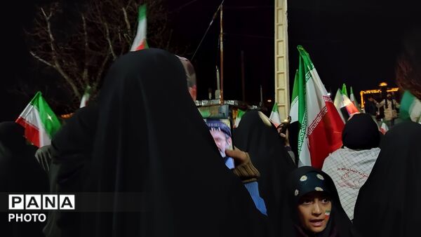 زن و مرد و پیر و جوان این شب ها در اجتماعات خیابانی شهر بار 