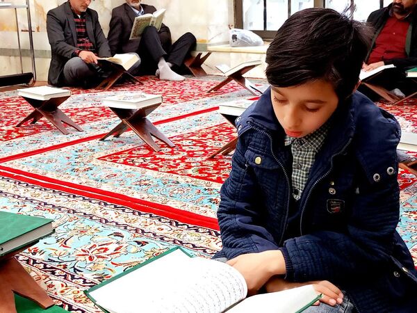 تلاوت دسته جمعی قرآن به مناسبت ماه مبارک رمضان