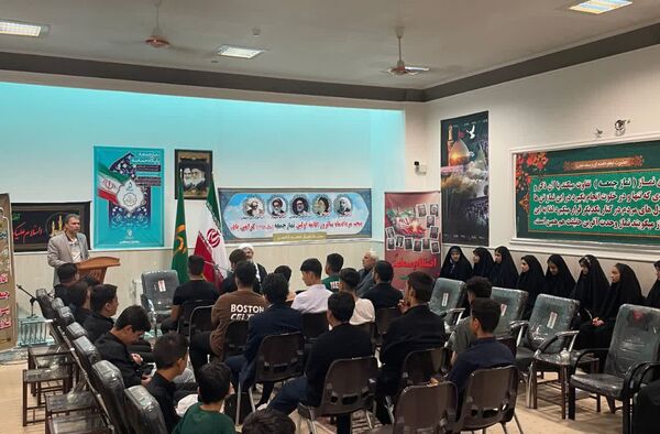 دیدار اعضای بسیج دانش آموزی و اعضای انجمن اسلامی با امام جمعه شهرستان کاشمر 
