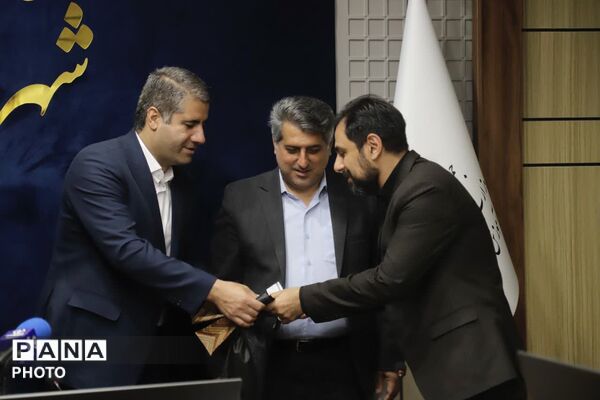 تجلیل مدیرکل آموزش و پرورش شهر تهران از مدیران سازمان دانش‌آموزی مناطق و مسئولان خبرگزاری پانا