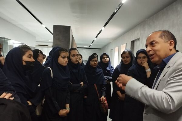 بازدید دانش‌آموزان ناحیه 2 بهارستان از کارخانه سرم‌سازی رازی