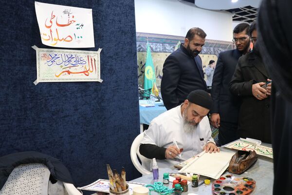 حضور پرشور دانش‌آموزان در نمایشگاه قرآن و عترت در حرم مطهر رضوی
