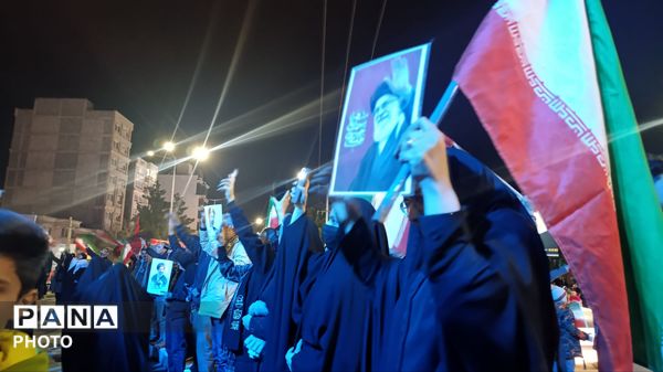 تجمع جوانان‌‌و‌نوجوانان‌در‌بیعت با رهبر انقلاب در نیشابور