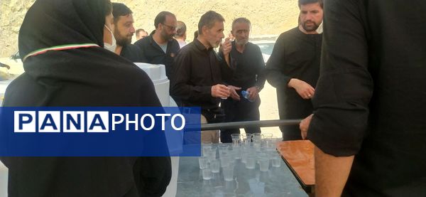 روز اربعین، در مواکب پل سیمره، خدمات‌رسانی به زائران حسینی همچنان ادامه دارد