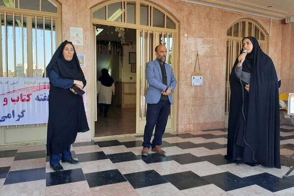 آیین نواختن زنگ دانایی در دبستان آیت‌الله خامنه‌ای در اسلامشهر