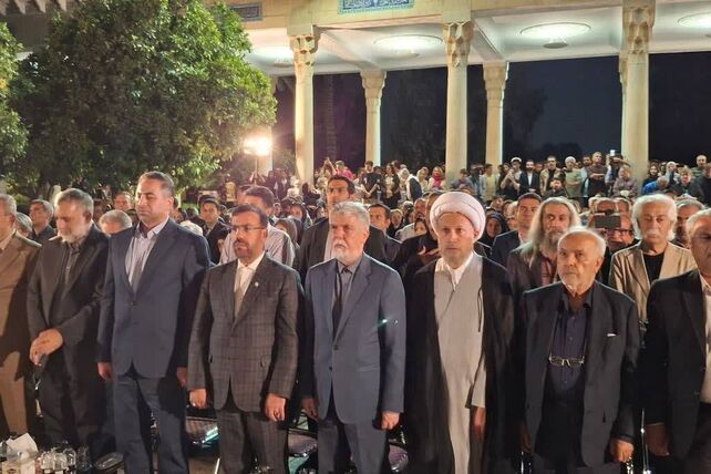 طنین عشق و شعر در آرامگاه حافظ