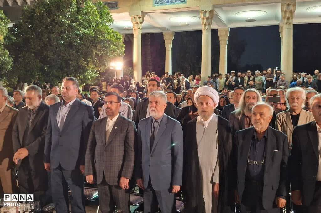 طنین عشق و شعر در آرامگاه حافظ