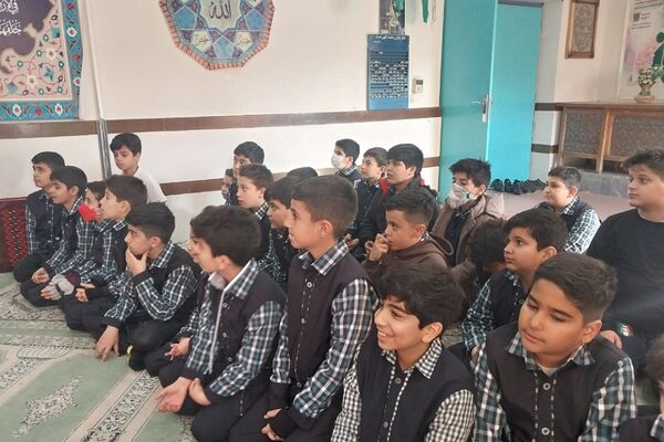 آموزش کمک‌های اولیه با بازی مار پله در دبستان قلنبر ناحیه 2 شهرری 