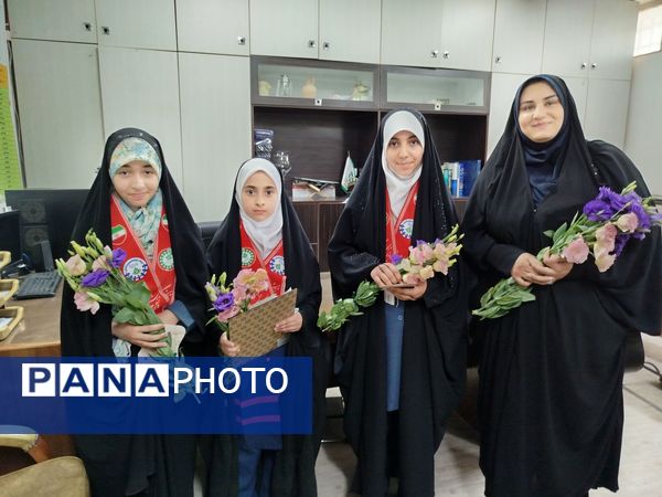 اهدای گل به کارکنان اداره‌کل آموزش و پرورش شهرستان‌های تهران به‌مناسبت بزرگداشت روز معلم 