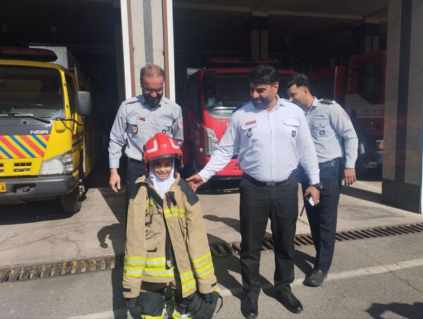 تقدیر دانش آموزان دبستان سرای دانش از قهرمانان بی ادعا در روز آتش نشانی