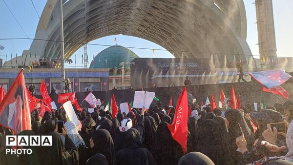 وداع با رهبر شهید انقلاب اسلامی امام خامنه‌ای و خانواده شهید  ایشان در مصلی امام خمینی(ره) 