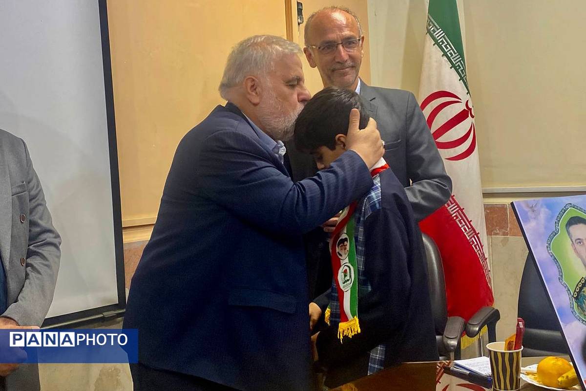 جلسه ستاد شاهد ورامین با محوریت ارتقای کیفیت آموزشی و تجلیل از فرزندان شهدا