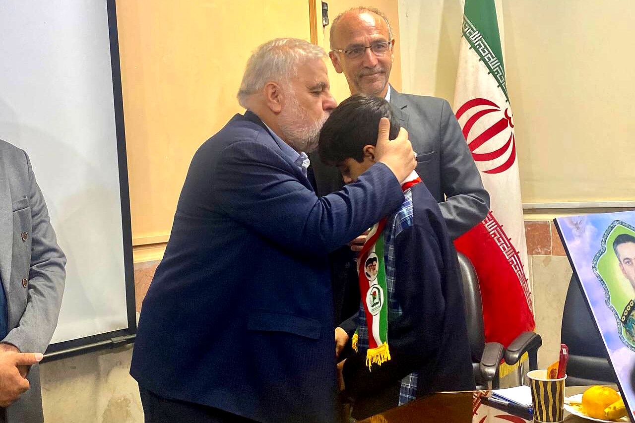 جلسه ستاد شاهد ورامین با محوریت ارتقای کیفیت آموزشی و تجلیل از فرزندان شهدا