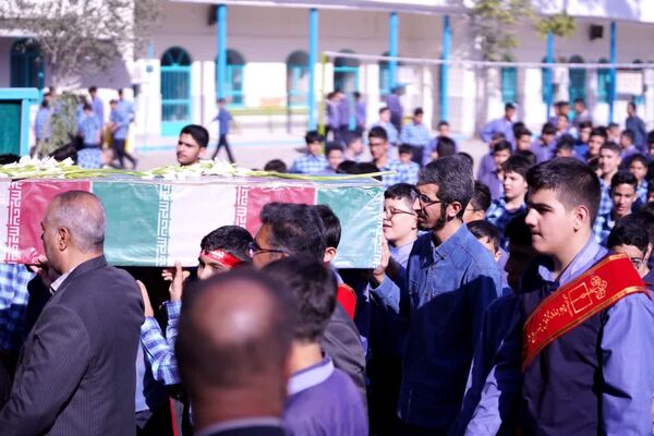تشییع پیکر شهید تازه تفحص شده در دبیرستان پسرانه شیخ صدوق و اداره آموزش و پرورش ناحیه یک اصفهان 