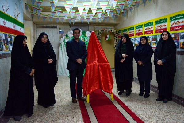 فانوس به دبیرستان حکمت آمد