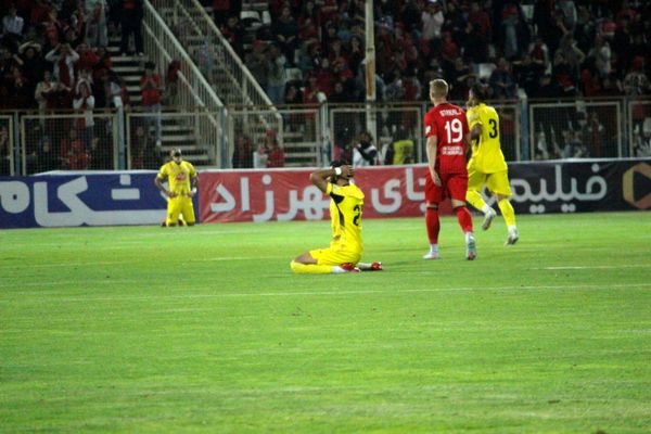 بازی بدون گل تراکتور و فجر سپاسی