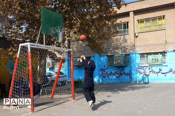 رقابت دوستی و سلامتی هفته تربیت‌بدنی با شور و نشاط دانش‌آموزان در دبیرستان توحید یک