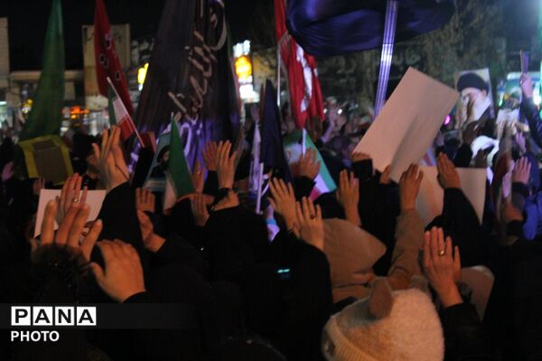تجمع مردم ولایتمدار شهرستان فاروج بعد از اذان مغرب در میدان مرکزی شهر 