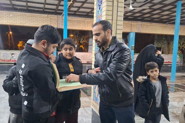 غبارروبی مزار شهدای گمنام توسط نوجوانان جهادگر شیرازی