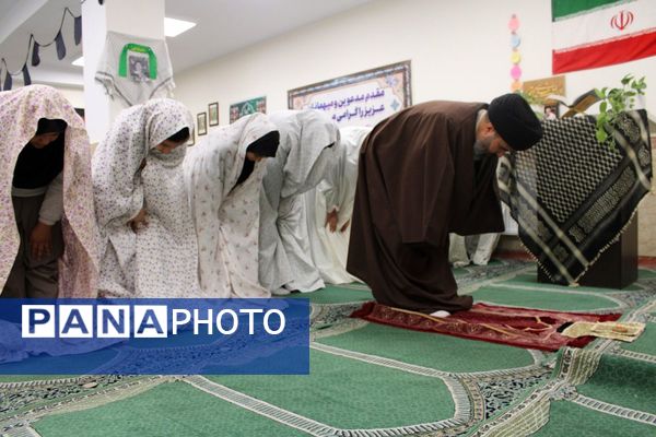 اقامه نماز جماعت در دبیرستان هجرانی پردیس به امامت امام جمعه شهرستان