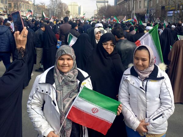 حضور دانش آموزان دبستان نرجس در راهپیمایی ۲۲بهمن 