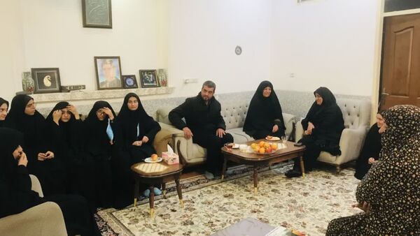 دیدار دانش‌آموزان دبیرستان حضرت ابوالفضل با مادر شهید علی‌اکبر عدم