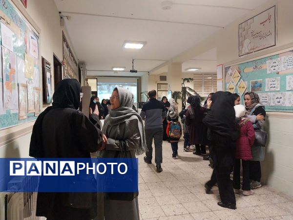 جلسه اولیا مربیان و تحویل کارنامه در دبیرستان سرافرازان