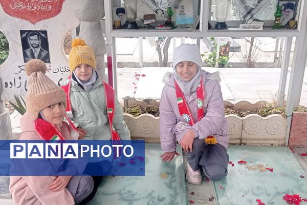 تجدید میثاق دانش‌آموزان پیشتاز ناحیه دو شهرری با امام و شهدا 