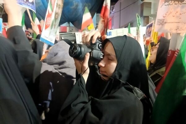 در سپیدای تاریکی ، مردم فریاد روشنی زدند