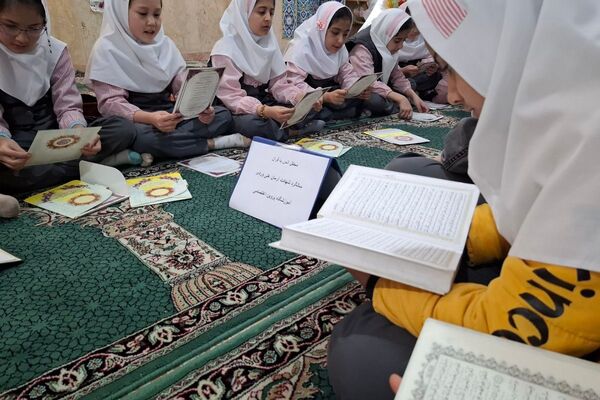 اقامه نماز جماعت و محافل انس با قرآن در مدارس فیروزکوه