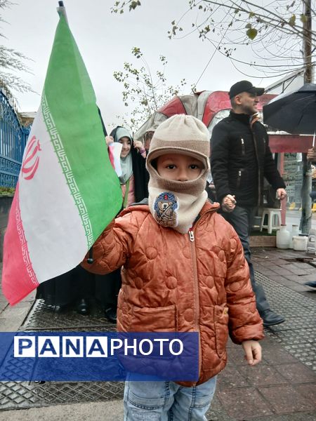 باران عشق وارادت به انقلاب همراه با باران‌ها ی نقره‌ای رشت