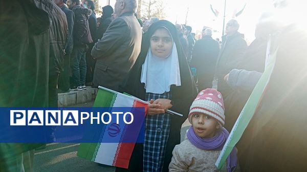 حضور پرشور کودکان در راهپیمایی میثاق با ولایت و محکوم نمودن اغتشاشات گروه های تروریستی در کاشمر