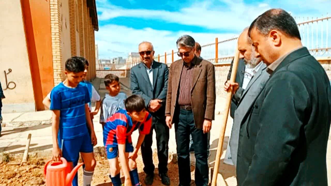 نهال‌های «سلامت» در خاک ورزشگاه شهید علیزاده کاشته شد