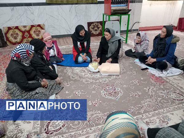 دوره‌ آموزشی‌ هلال‌احمر در پایگاه‌ بسیج مطهره شیروان