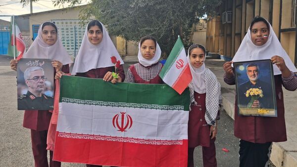 جشن باشکوه دهه فجر و پاسداشت پرچم جمهوری اسلامی در دبستان استقلال حاجی‌آباد