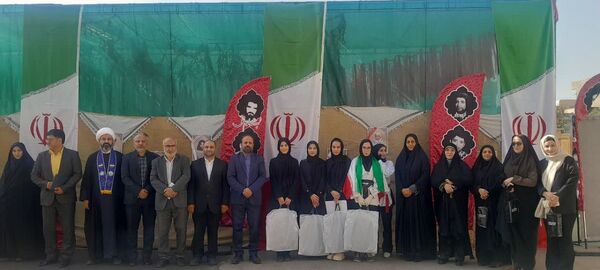نمایش خیابانی دانش‌آموزان دختر استان البرز به مناسبت هفته دفاع مقدس 