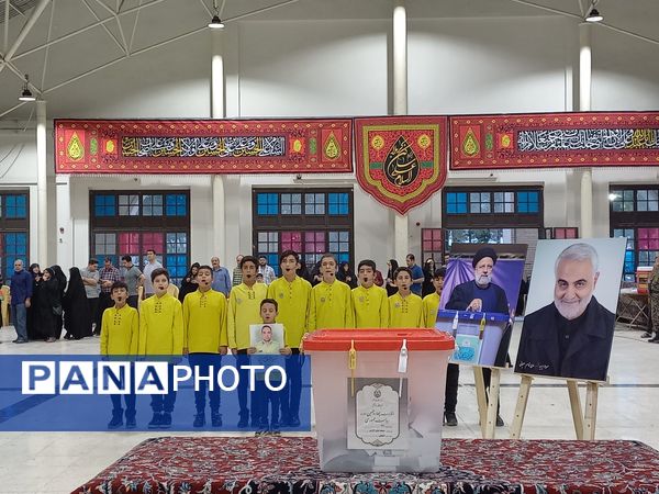 حضور پرشور مردم اصفهان در پای صندوق‌های رأی