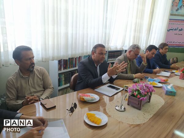 جلسه شورای دبیران دبیرستان نمونه آیت‌الله خامنه‌ای