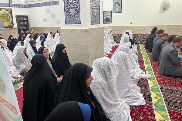 برپایی نماز جماعت همراه با بزرگداشت و تجلیل از مقام‌آوران دانش‌آموزی مدرسه نمونه دولتی ارشاد