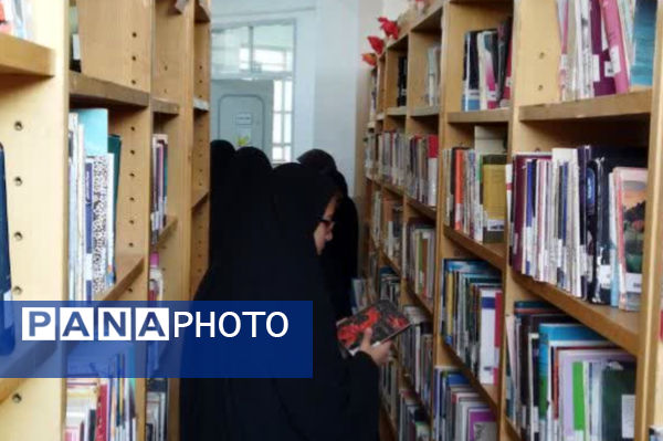 بازدید دانش‌آموزان مدرسه‌ حضرت زهرا (س) نیر از کتابخانه در هفته‌ کتاب 