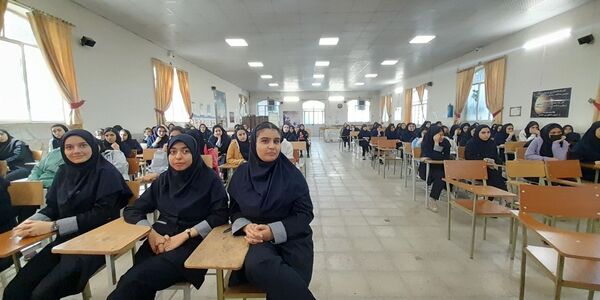 آموزش اطفای حریق در دبیرستان نمونه دولتی آینده‌سازان ناحیه ۴ کرج