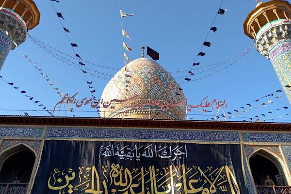 اهتزاز پرچم سیاه حسینی بر گنبد حرم مطهر سید علاءالدین حسین(ع)