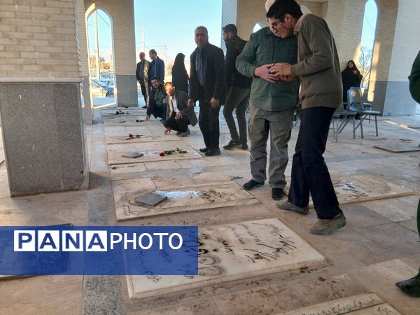 غبارروبی از قبور مطهر شهدا در شهر بخ