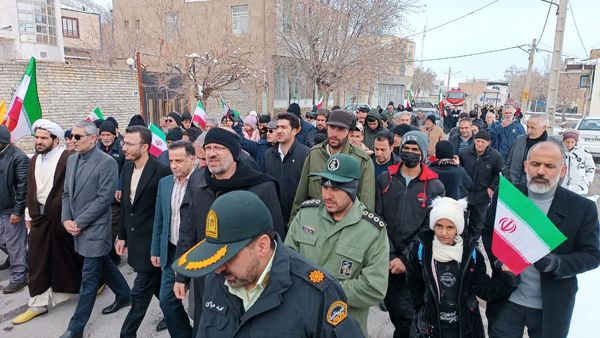 حضور گسترده مردم شهر توره در راهپیمایی۲۲ بهمن، تجلی اتحاد و ایستادگی