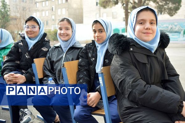 حضور خادمان رضوی در مدرسه قدر بهارستان‌دو