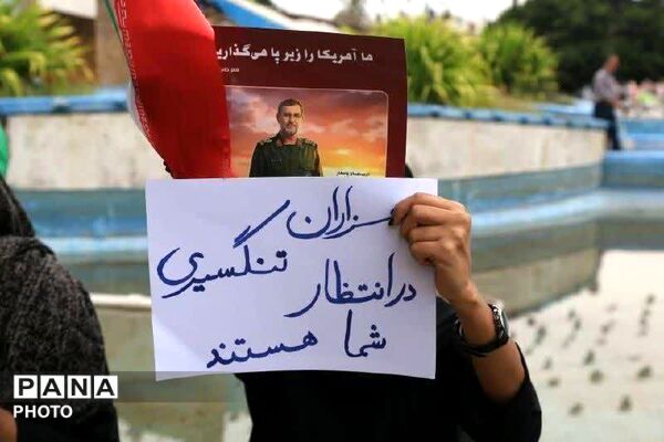 وداع حماسی دریادلان هرمزگان با فرمانده شهید علیرضا تنگسیری در بندرعباس