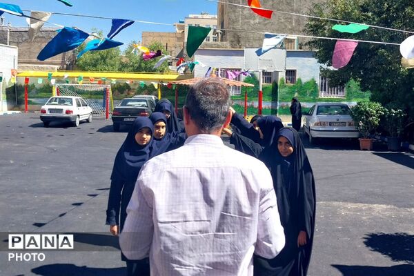 آماده‌سازی مراسم بازگشایی مدارس در دبیرستان شاهد بهشت