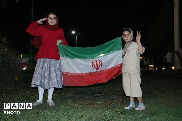 اهتزاز پرچم سه‌رنگ جمهوری اسلامی ایران در میدان امام حسین یزد 