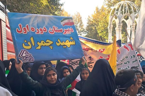 حضور پرشور دانش‌آموزان مدارس شهرستان دماوند، در راهپیمایی یوم‌الله ۱۳ آبان