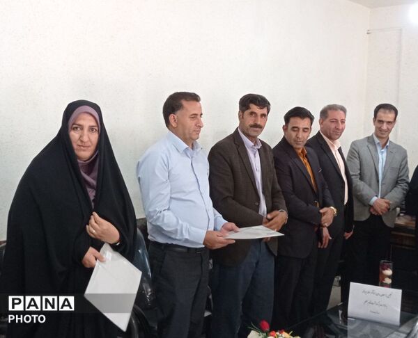تجلیل از معلمان و مدیران منتخب ابتدایی بیرانوند در آیین زنگ سپاس
